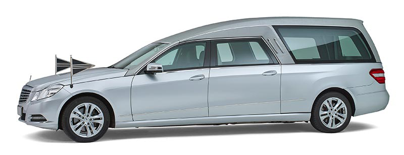 Zilvergrijze staatsie bestaande uit een Mercedes rouwauto in XL glas-uitvoering