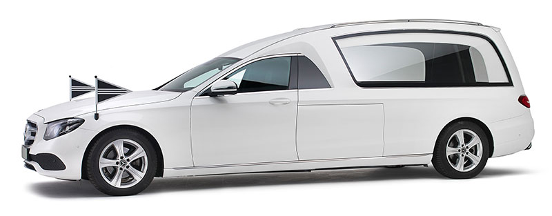 Witte staatsie bestaande uit een Mercedes rouwauto in glas-uitvoering