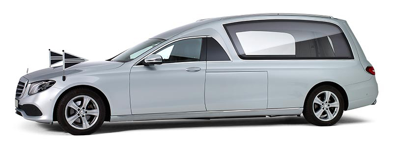 Zilvergrijze staatsie bestaande uit een Mercedes rouwauto in glas-uitvoering