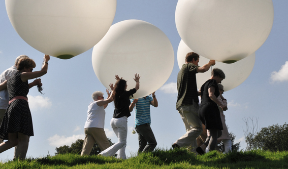 Verstrooiing van de as door middel van ballonverstrooiing