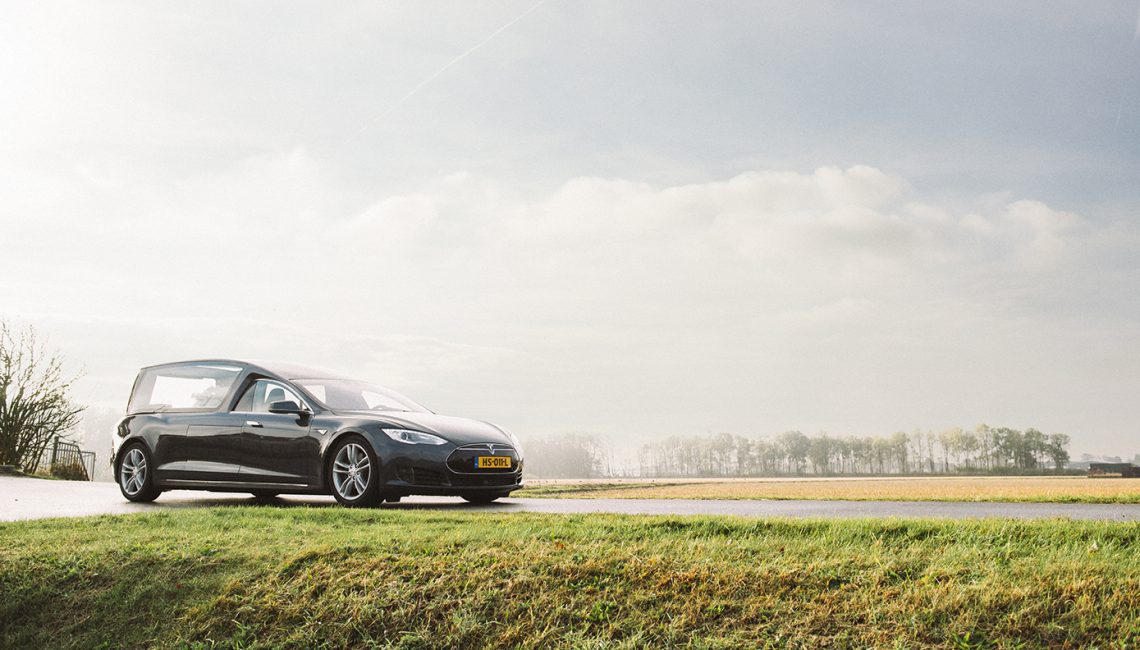 Tesla S rouwauto
