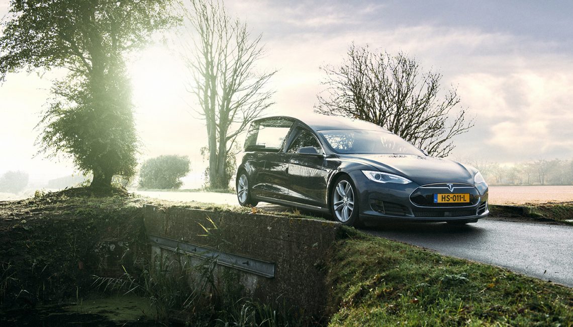 Tesla S rouwauto